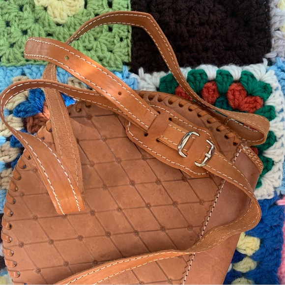 Vintage tooled leather crossbody bag with flower design and adjustable strap - Picture 5 of 9